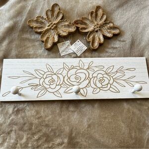 NWT Wall 3 Pieces Included Wood Style Flowers Rustic Hanger Hook & Two Flowers